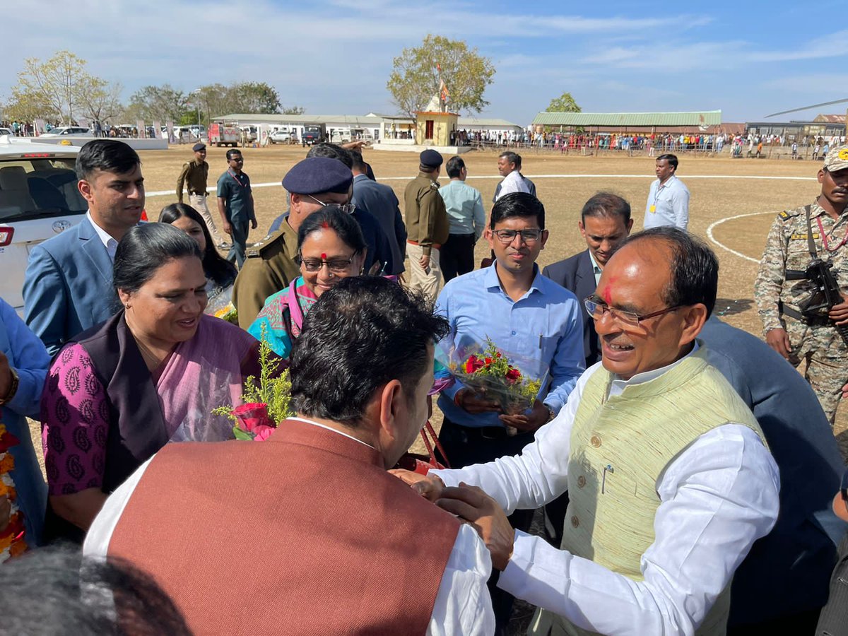 vaibhavpawarmp's tweet photo. आज सिवनी की धरा पर लखनादौन विधानसभा में पधारे मध्यप्रदेश के माननीय मुख्यमंत्री श्री शिवराज सिंह चौहान जी का स्वागत किया।
@ChouhanShivraj https://t.co/2XvVEMAcY8