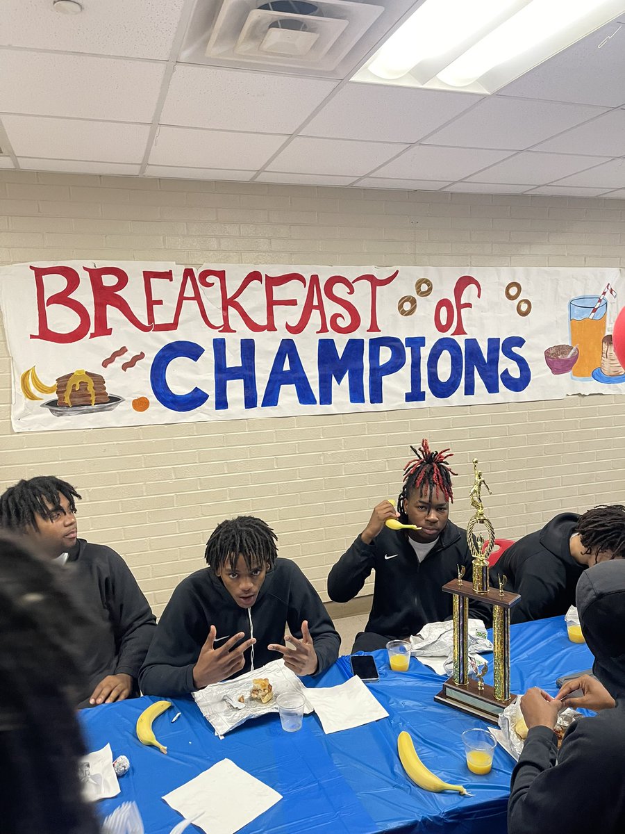 westovermbb's tweet photo. Championship Breakfast๐
Huge shoutout to Coach Chunn & his staff for the breakfast!!
1st Round Playoffs TONIGHT๐ฃ๏ธ
Westover vs Spalding
6:00pm
Boston Garden
#regionchamps #westoverpatriots #bostongarden #gottaloveit #staydowntilyoucomeup #defendhome #defense
#5more๐ https://t.co/JF2dK61jyb