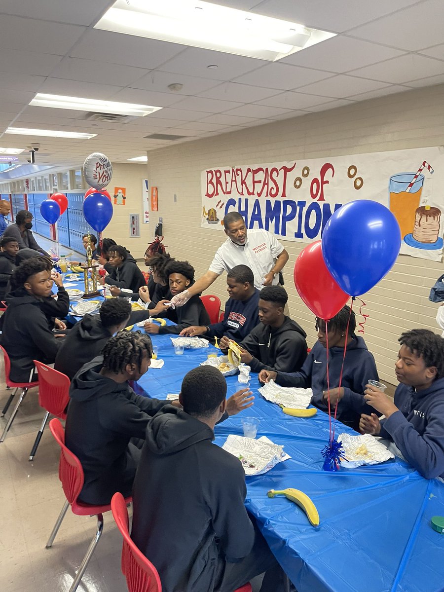 westovermbb's tweet photo. Championship Breakfast๐
Huge shoutout to Coach Chunn & his staff for the breakfast!!
1st Round Playoffs TONIGHT๐ฃ๏ธ
Westover vs Spalding
6:00pm
Boston Garden
#regionchamps #westoverpatriots #bostongarden #gottaloveit #staydowntilyoucomeup #defendhome #defense
#5more๐ https://t.co/JF2dK61jyb