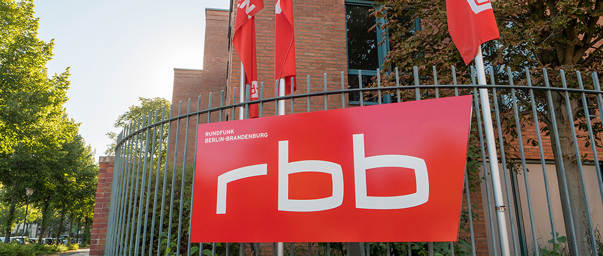 DWDL's tweet photo. Der RBB hat zwar aktuell keinen Programmdirektor, aber trotzdem Pläne für ein neues Programmschema ab 2024 entwickelt. Ratgeber-Inhalte werden gebündelt, mittwochs gibt's stattdessen Dokus. "Nuhr im Ersten" wird man fortführen. https://t.co/MltgoLVZZX https://t.co/RmhFX6VrVN
