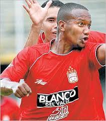 ⚽️💪 1 - 1, minuto 90. Opción de tiro libre para <a href="/AmericadeCali/">América de Cali</a>. Con el empate nos vamos a definición por penales, con el gol somos campeones. ¿A quién pondrías a cobrar? 💥🙏 #EncuestasDeMiMechita