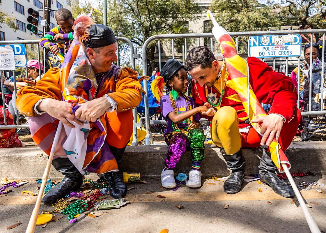 Chris Granger (@chris_granger) on Twitter photo Members of Gruppo Sbandieratori di Sansepolcro from Italy, who marched with Rex, take a break during the parade to chat with Bella Rose, 6. Much to her delight, they let her try on their hats. 📸 Chris Granger #MardiGras <a href="/ItalyinUS/">Italy in US</a> <a href="/RexParade/">Rex Organization</a> #NewOrleans Members of Gruppo Sbandieratori di Sansepolcro from Italy, who marched with Rex, take a break during the parade to chat with Bella Rose, 6. Much to her delight, they let her try on their hats. 📸 Chris Granger #MardiGras <a href="/ItalyinUS/">Italy in US</a> <a href="/RexParade/">Rex Organization</a> #NewOrleans