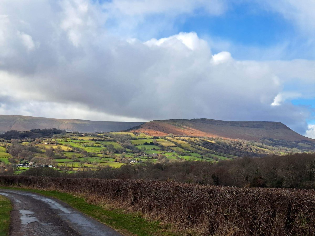 The ‘Cat’s Back’ ridge looking lovely from ‘the English side’ today. #BlackMountains #Herefordshire #OlchonValley #CatsBack