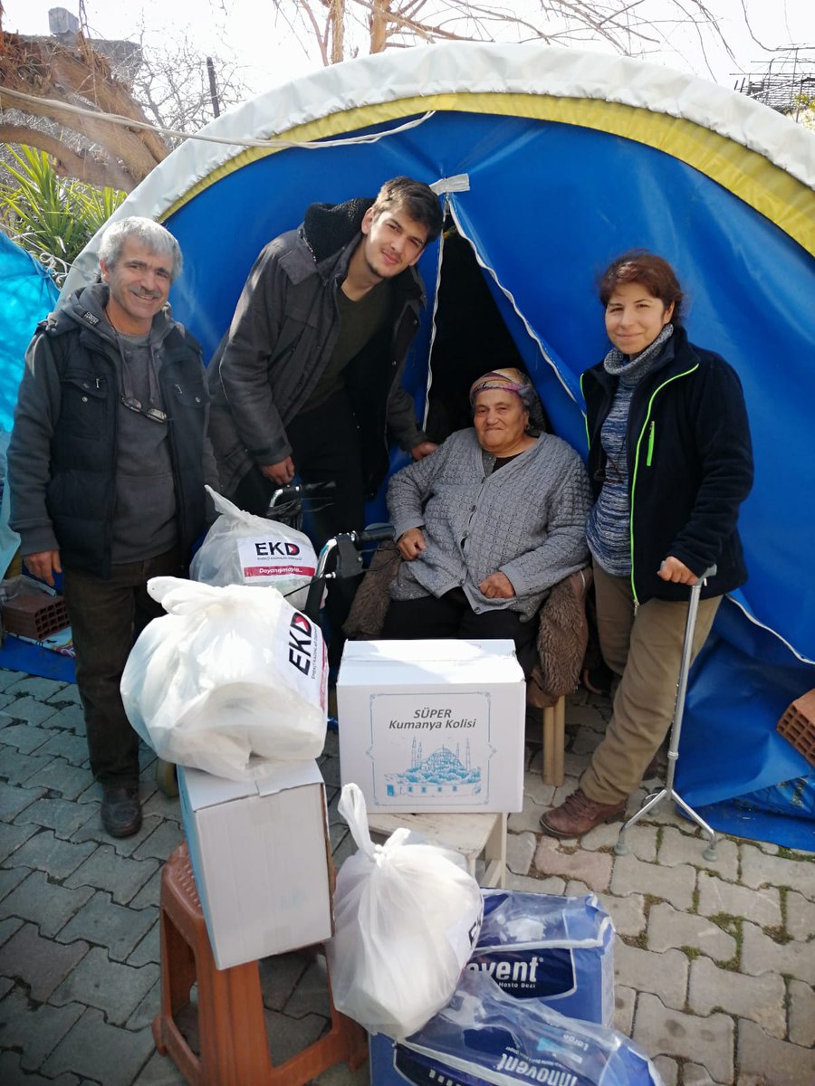 #Hatay #Samandağ'da depremin 17. gününde yardım ulaşmayan bölgelere gitmeye devam ediyoruz.

Ekiplerimiz köylere ve mahallelere ihtiyaç malzemelerini ulaştırmaya devam ediyor. Dayanışma yaşatır!