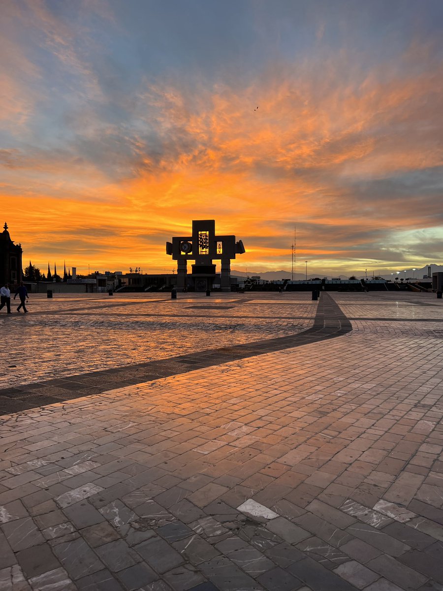 Este #MiercolesDeCeniza pude ver un hermoso amanecer en la #BasilicadeGuadalupe 🧡