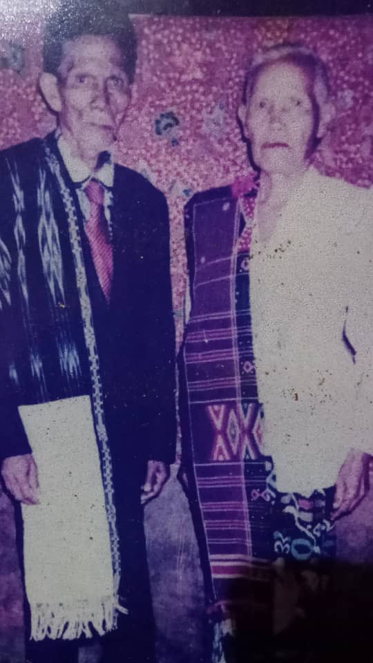 Opung ku..  (Ortu dari Mamak) 
Kalo lihat foto ini slalu nangis sedihh 😭 blm sempat kubahagiakan mereka, sdh Tuhan panggil terlebih dahulu. 

Opungku naburju, nahuhaholongi.. 
Merawatku saat msih bayik hingga umur 5 thn. 
Masihol hian au opungkuh 😭😭
Smga scptnya bisa ziarah.