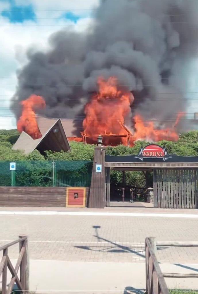 HouseMag's tweet photo. Urgente: Warung Beach Clube é atingido por incêndio. Ainda sem acreditar que um dos principais símbolos da música eletrônica no Brasil e do mundo amanheceu dessa forma. Ainda não há informações oficiais sobre a origem do incêndio no clube em Itajaí, Santa Catarina. https://t.co/NCbCrjxVNO