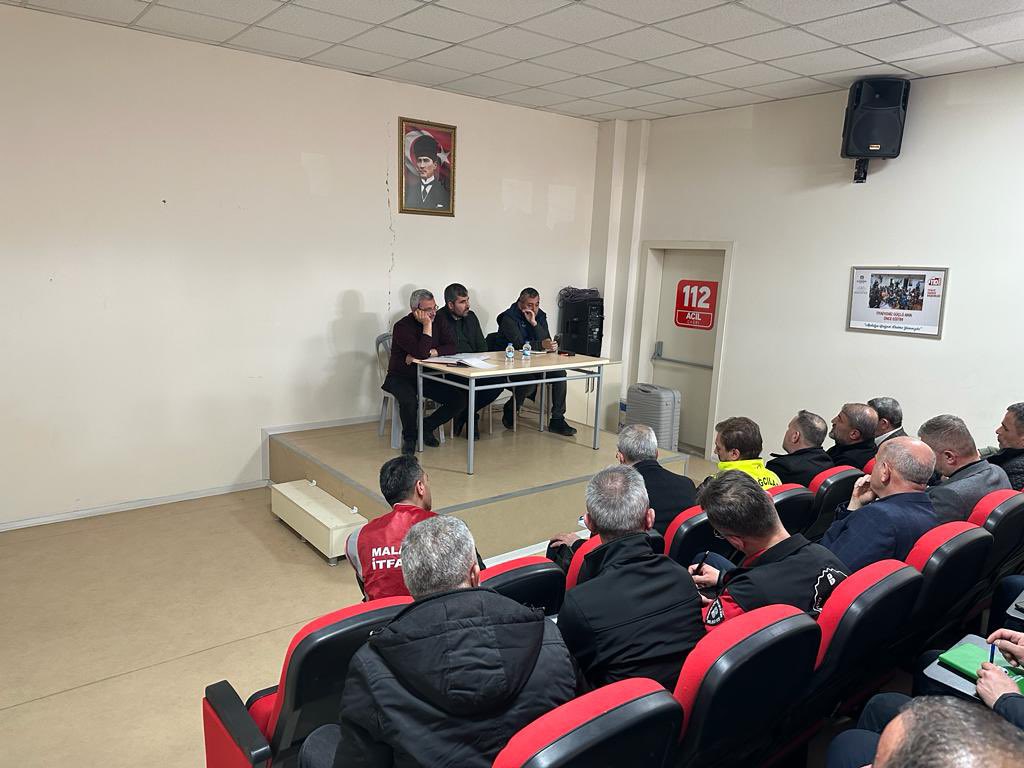 Feyat_ASYA's tweet photo. Bugün Malatya’da gerçekleştirdiğimiz, farklı illerimizden belediye başkanlarımızın ve belediye yetkililerinin hazır bulunduğu koordinasyon toplantısında deprem sonrası yapılması gereken çalışmalarla ilgili istişarelerde bulunduk. Yaralarımızı birlikte saracağız inşallah. https://t.co/pcoN5wzK9K
