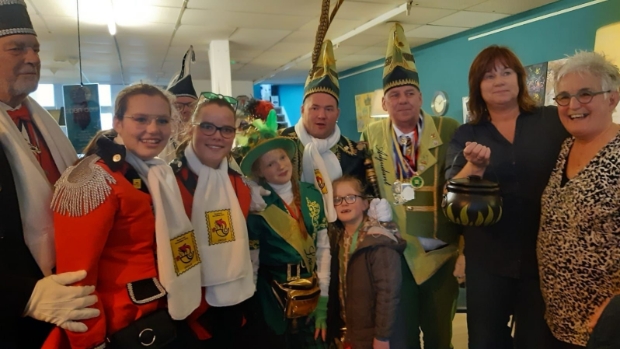 Prins Michel II brengt ‘pot met goud’ naar Inloophuis De Bres -  deswollenaer.nl/l/274574