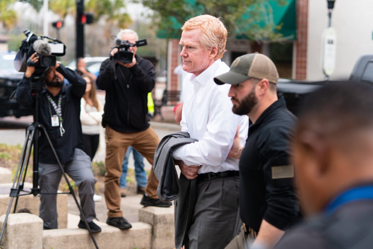 mallisontv's tweet image. Sergeant Daniel Greene, who was first on the scene at Moselle, walking Alex Murdaugh into the Colleton County Courthouse.