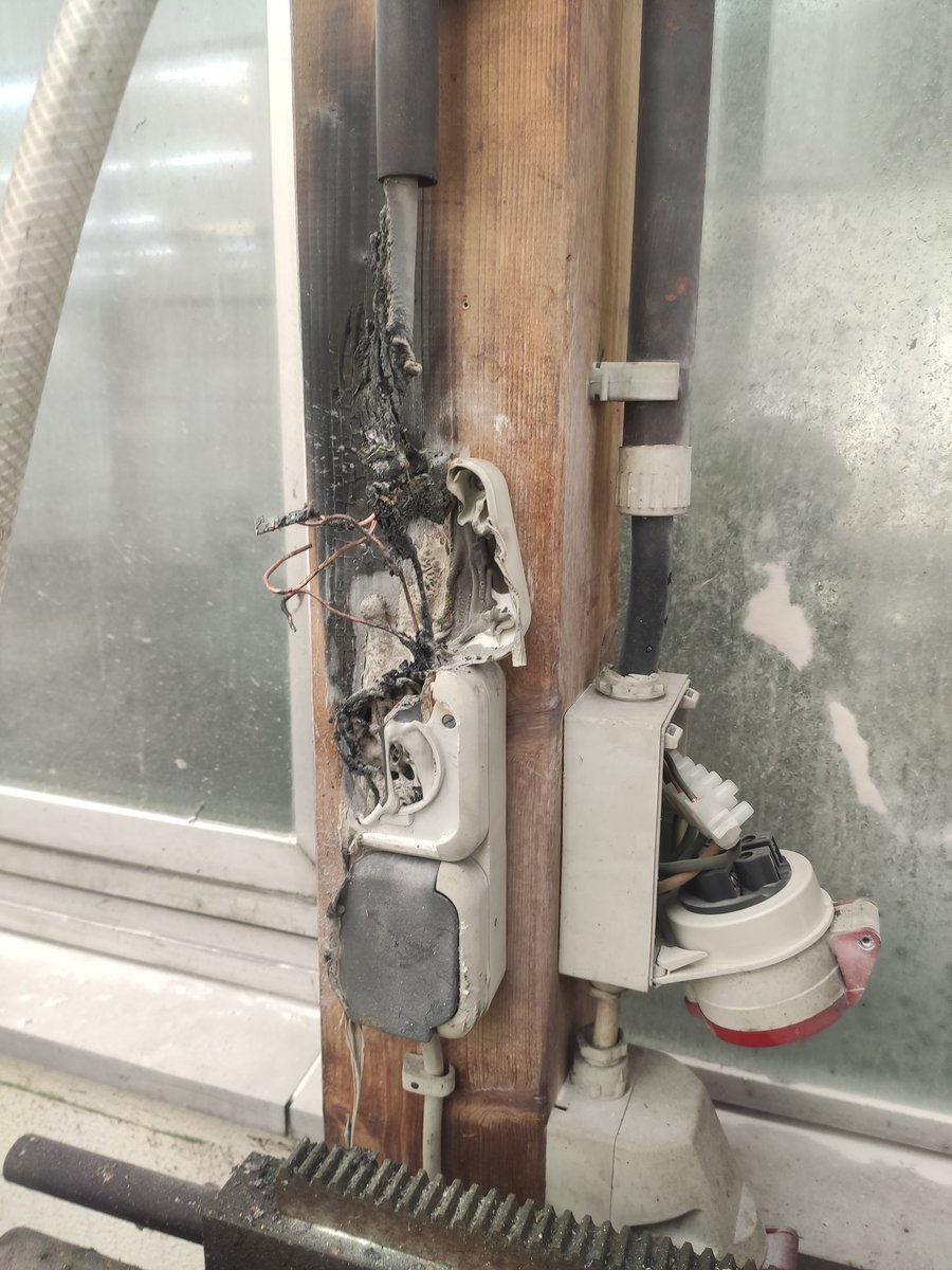 tjaaaaaaay's tweet photo. How to burn your house down Part 1:

Spielt nicht mit Strom Leute https://t.co/ghtRtptDlI