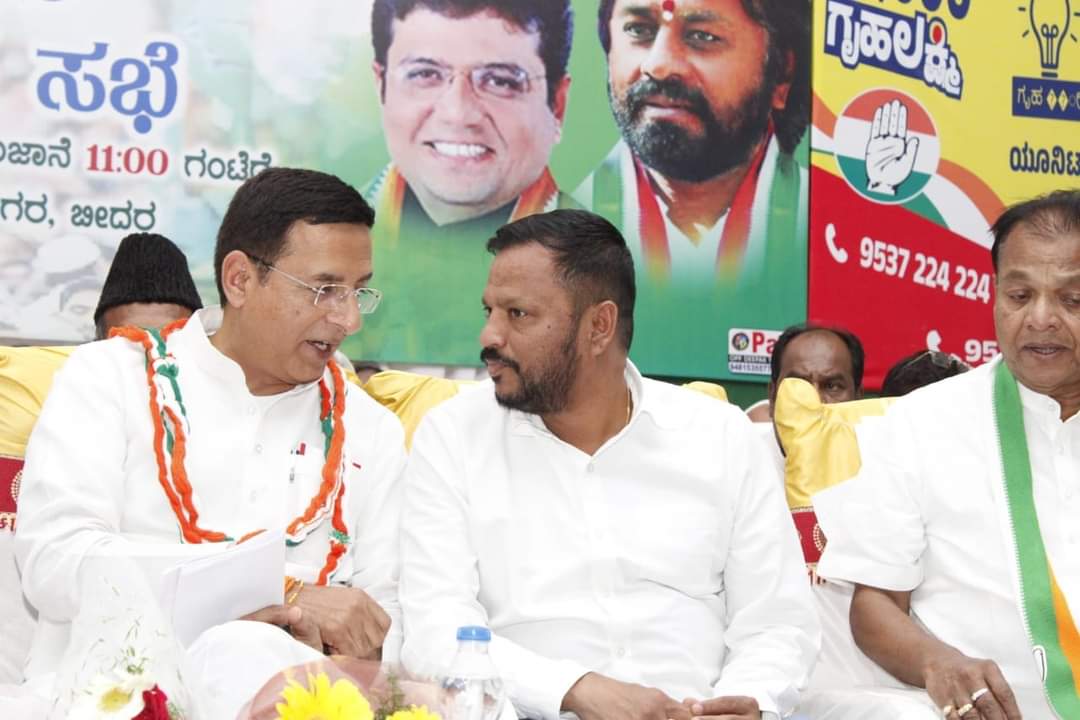 AmitKam27891755's tweet photo. #EX_MLC ಶ್ರೀ@MLCvijaysinghರವರು ಇಂದು ಬೀದರ ನಗರದಲ್ಲಿ ಕಾಂಗ್ರೆಸ್ ಕಾರ್ಯಕರ್ತರ ಸಭೆ ಹಾಗೂ ಕಾಂಗ್ರೆಸ್ ಗ್ಯಾರಂಟಿಯ ಕಾರ್ಡ್ ಗಳನ್ನು ಮನೆ ಮನೆಗೆ ವಿತರಿಸುವ ಕಾರ್ಯಕ್ರಮಕ್ಕೆ ಎಐಸಿಸಿ ಪ್ರಧಾನ ಕಾರ್ಯದರ್ಶಿಗಳು ಹಾಗೂ ರಾಜ್ಯ ಕಾಂಗ್ರೆಸ್ ಉಸ್ತುವಾರಿಗಳು ಸನ್ಮಾನ್ಯ ಶ್ರೀ @rssurjewala ಅವರೊಂದಿಗೆ ಚಾಲನೆ ನೀಡಲಾಯಿತು. https://t.co/4sM0gqTdXh