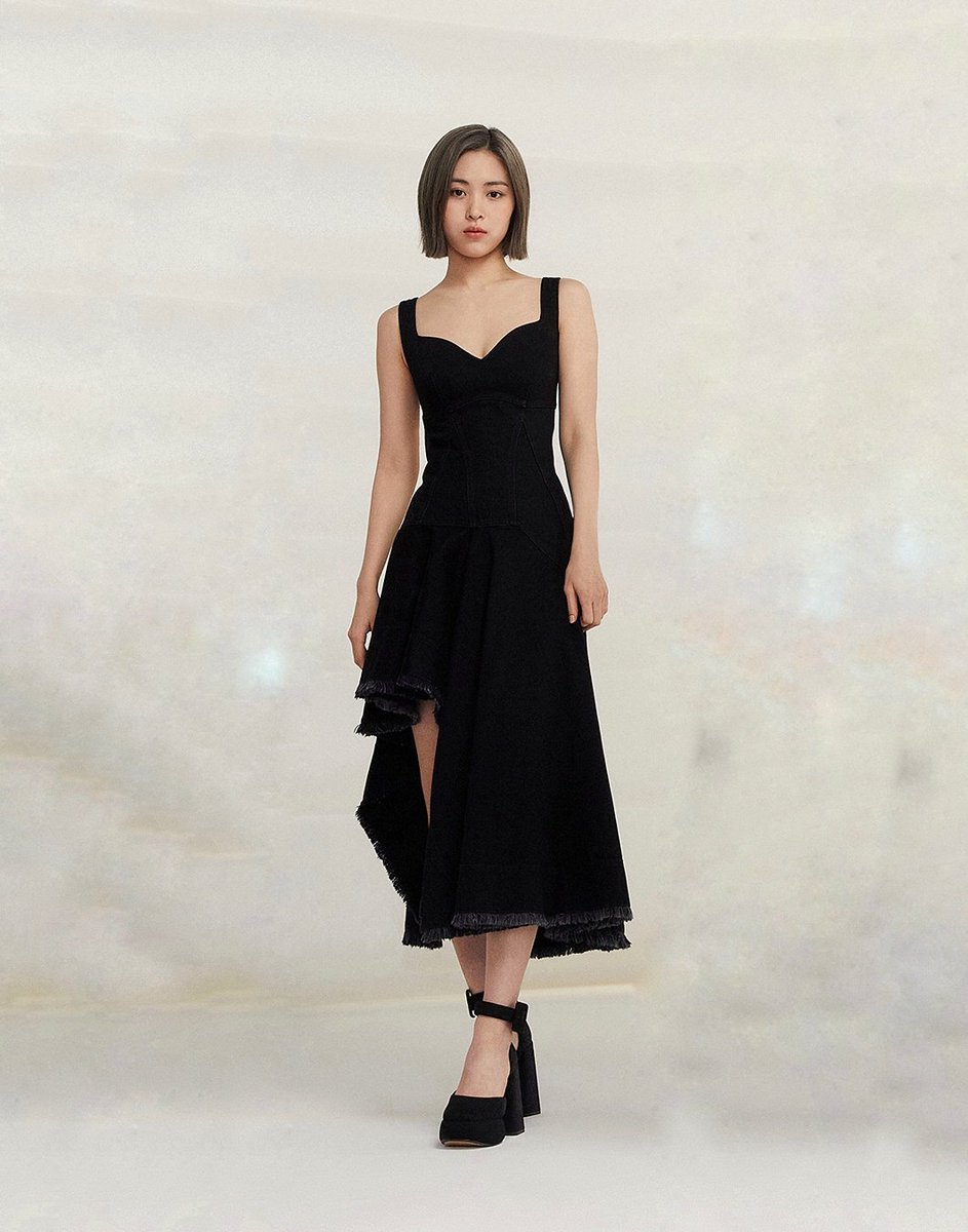 Ryutopiaaa's tweet photo. Finally got a full body pic of Ryujin in that dress🥹🫶 https://t.co/Ukf9l1H1Cc