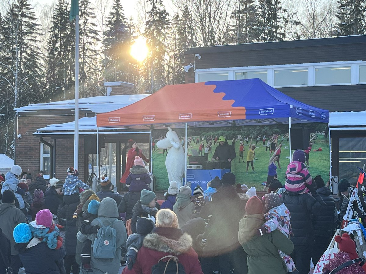 stefanfroberg's tweet photo. Stadin talvirieha Paloheinässä, upea ilma ja Muumien lisäksi vuodesta toiseen toimivat vetonaulat, lasten hiihtokilpailu, traktori ja latukone #HelsinkiLiikuu https://t.co/imz2HZfPq1