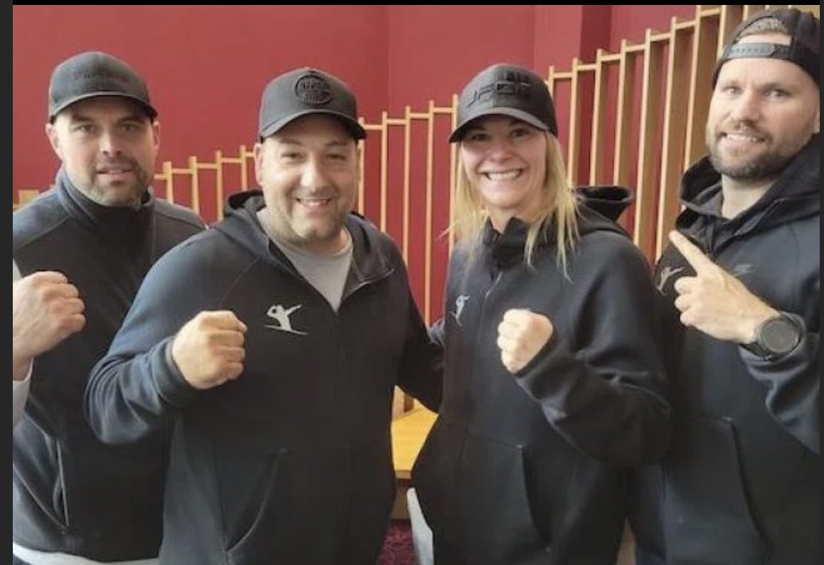 EveDicaire's tweet photo. Mes entraîneurs 💙
Je sais que je peux toujours compter sur eux pour m’aider dans tous les défis que j’entreprends!

#team #trainers #teamDicaire #fighter #rely #alwaysthereforme 
#teamwork #deeambig https://t.co/zj87FWmLv3