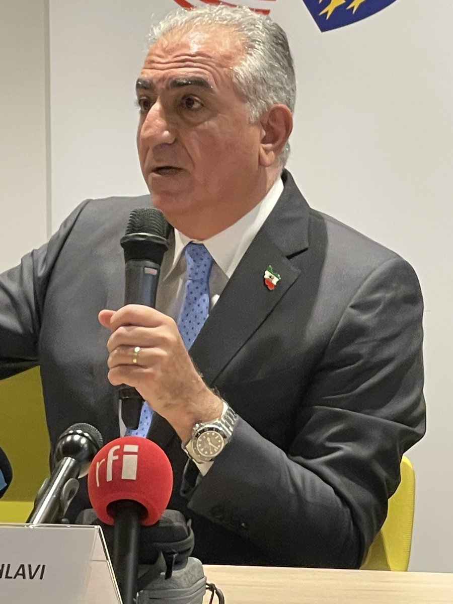 #رضا_پهلوی در پاسخ به پرسش #ار_ف_ای_فارسی درباره اختلافات بر سر حضور #پرویز_ثابتی در میان تظاهرکنندگان: #جمهوری_اسلامی است که برای تفرقه‌افکنی دارد با سایبری‌هایش کرم می‌ریزد.
هم‌اکنون پاریس.
#RezaPahlavi
#رادیو_فرانسه