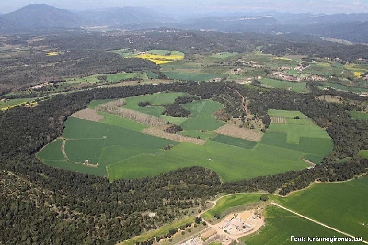 UdGeografia's tweet photo. #Sabiesque el cràter més gran de la Península Ibèrica es troba a les Comarques Gironines?

Es tracta del Volcà de la Crosa, a cavall del Gironès i la Selva, que amb un diàmetre de 1.250m s’erigeix com un dels més extensos d’Europa.

Obrim fil 👇 https://t.co/DrVGoNET9l