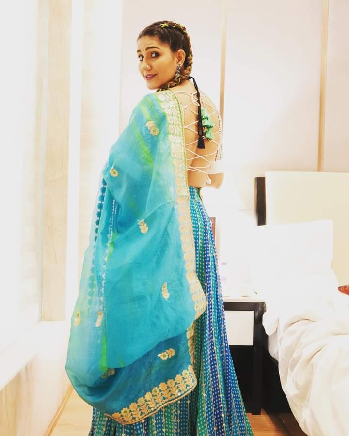 Sapna_Ch0udhary's tweet photo. Garba. Love. Celebrate. Live. 

Outfit and jewellery by….. @ratnavati_collection09  #look #indianwear  #festivewear #festivevibes #instagram  #sapnachaudhary #desi #sapnachoudhary #desiqueen #sapnaharyanvi  #haryanvi #performer  #positivevibes #positivity #thankgodforeverything https://t.co/SsQInHtQ4W