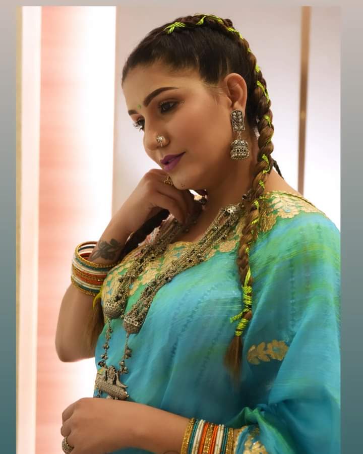 Sapna_Ch0udhary's tweet photo. Garba. Love. Celebrate. Live. 

Outfit and jewellery by….. @ratnavati_collection09  #look #indianwear  #festivewear #festivevibes #instagram  #sapnachaudhary #desi #sapnachoudhary #desiqueen #sapnaharyanvi  #haryanvi #performer  #positivevibes #positivity #thankgodforeverything https://t.co/SsQInHtQ4W