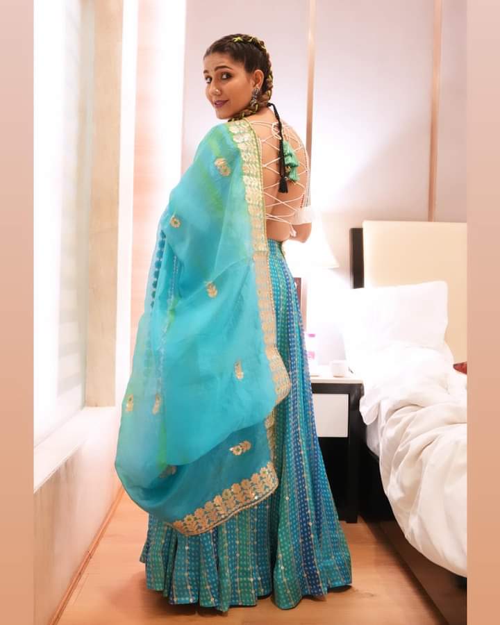 Sapna_Ch0udhary's tweet photo. Garba. Love. Celebrate. Live. 

Outfit and jewellery by….. @ratnavati_collection09  #look #indianwear  #festivewear #festivevibes #instagram  #sapnachaudhary #desi #sapnachoudhary #desiqueen #sapnaharyanvi  #haryanvi #performer  #positivevibes #positivity #thankgodforeverything https://t.co/SsQInHtQ4W