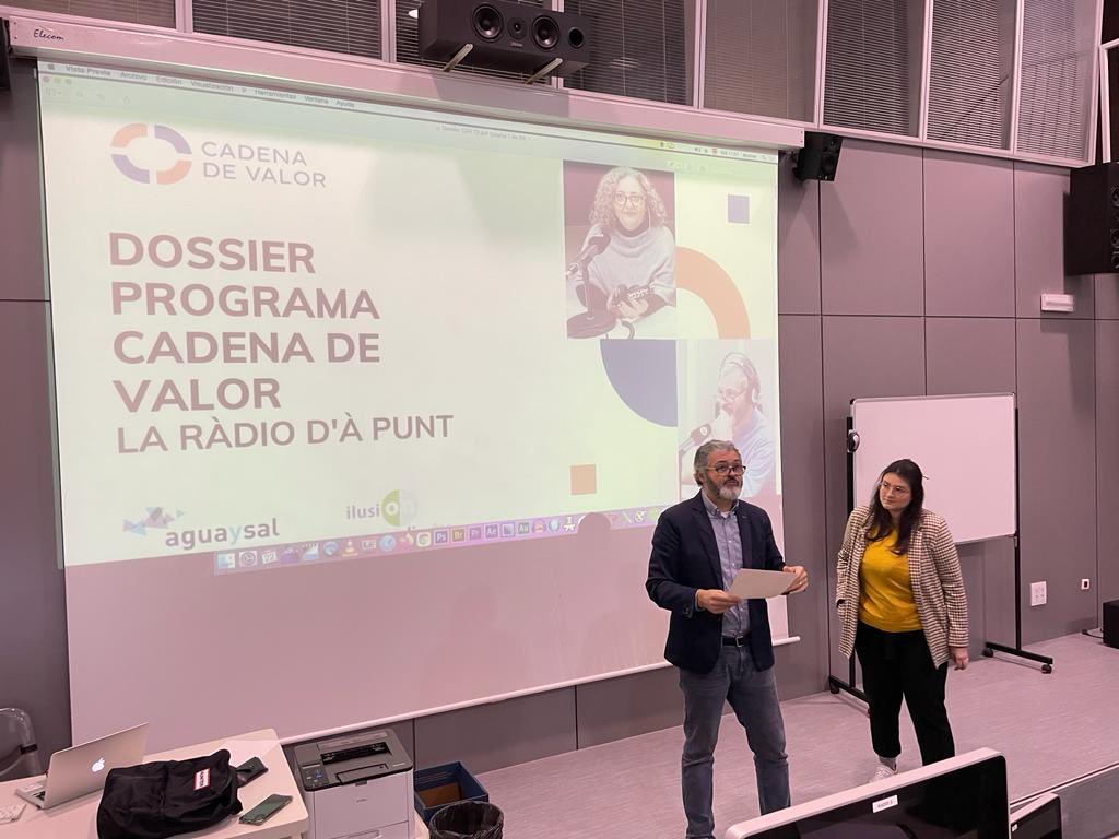 AguaySalComunicación (@aguaysalcomunic) on Twitter photo Hoy visitamos las aulas del Taller de Audiovisuales de la <a href="/UV_EG/">Universitat València</a> para contarle al alumnado el proyecto del programa <a href="/cvalorapunt/">Cadena de valor</a> de <a href="/apunt_media/">À Punt</a> 🎙️
Hablamos de radio, para inspirar a la siguiente generación de periodistas radiofónic@s
Gracias por invitarnos <a href="/maitemarket/">Maite Mercado</a> 🖤 Hoy visitamos las aulas del Taller de Audiovisuales de la <a href="/UV_EG/">Universitat València</a> para contarle al alumnado el proyecto del programa <a href="/cvalorapunt/">Cadena de valor</a> de <a href="/apunt_media/">À Punt</a> 🎙️
Hablamos de radio, para inspirar a la siguiente generación de periodistas radiofónic@s
Gracias por invitarnos <a href="/maitemarket/">Maite Mercado</a> 🖤