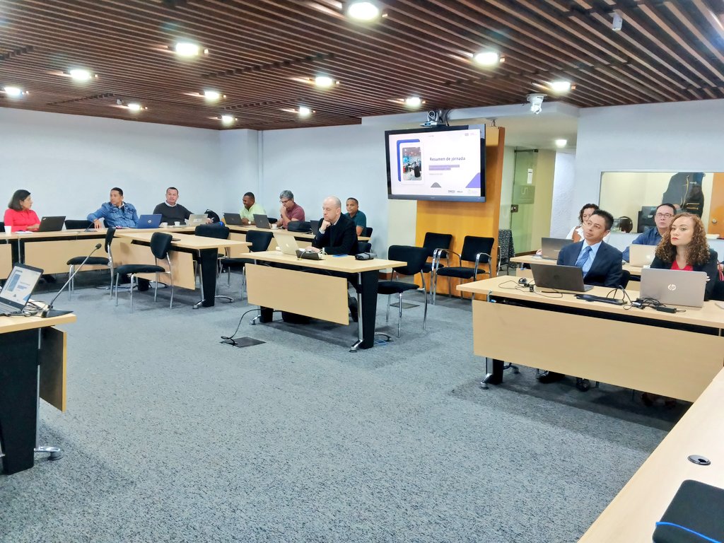 divulabunal's tweet photo. Abrimos el segundo día del taller de la @DNEDUNAL sobre la gestión de proyectos de la  Estrategia de Transformación Digital, con un análisis muy completo sobre los proyectos madre, elaborado por @Lab101UNAL y @UNALabUNAL Avanzamos hacia escenarios de colaboración intersedes https://t.co/uM2j3xfB2x