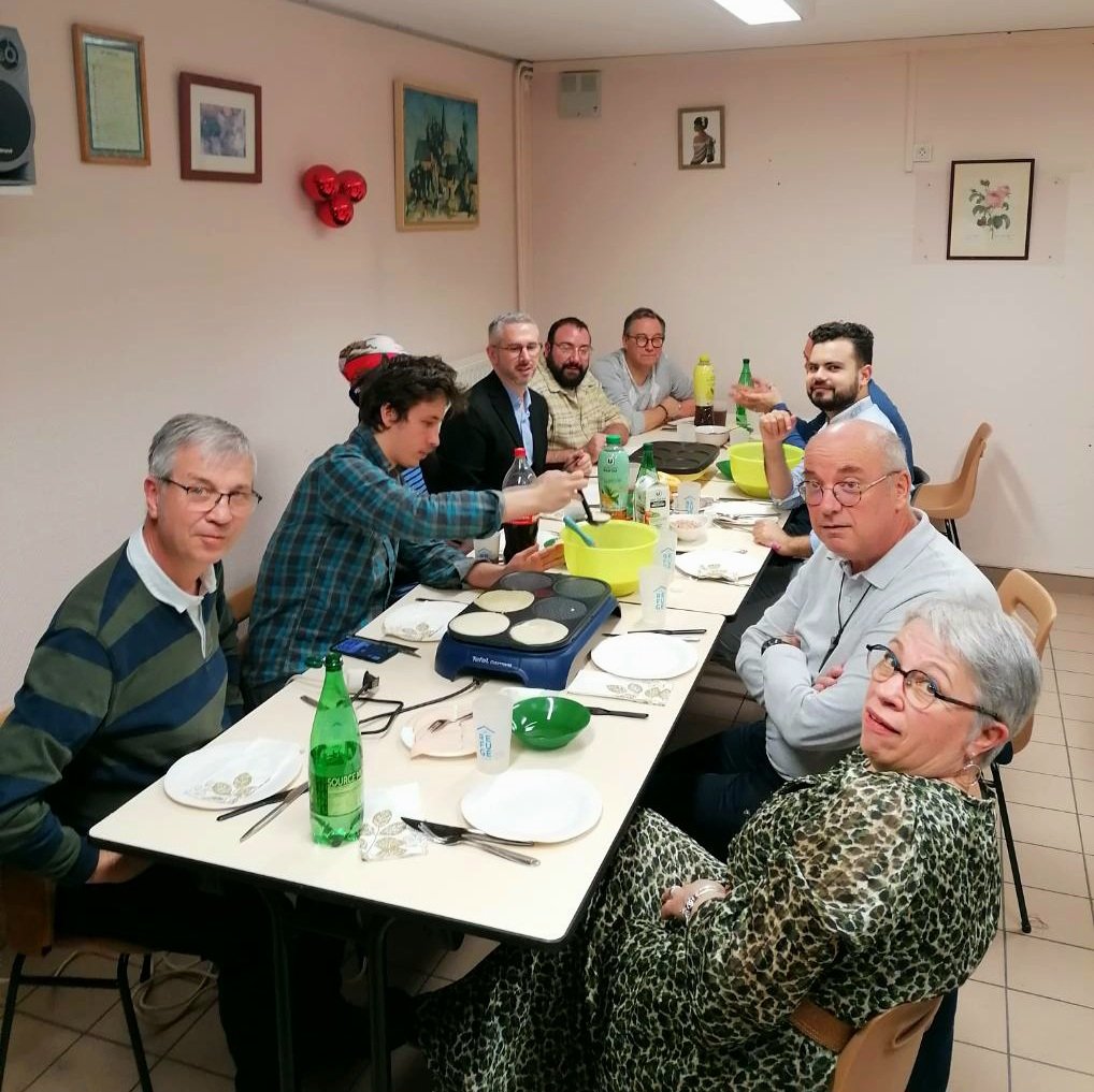 Le Père Denis Bertin, prêtre vicaire judiciaire dans le diocèse de Taiohae, est venu à la rencontre des jeunes et des bénévoles de la délégation. L'occasion pour nous de lui présenter nos actions et de partager un magnifique moment  autour d'une crêpes-party.