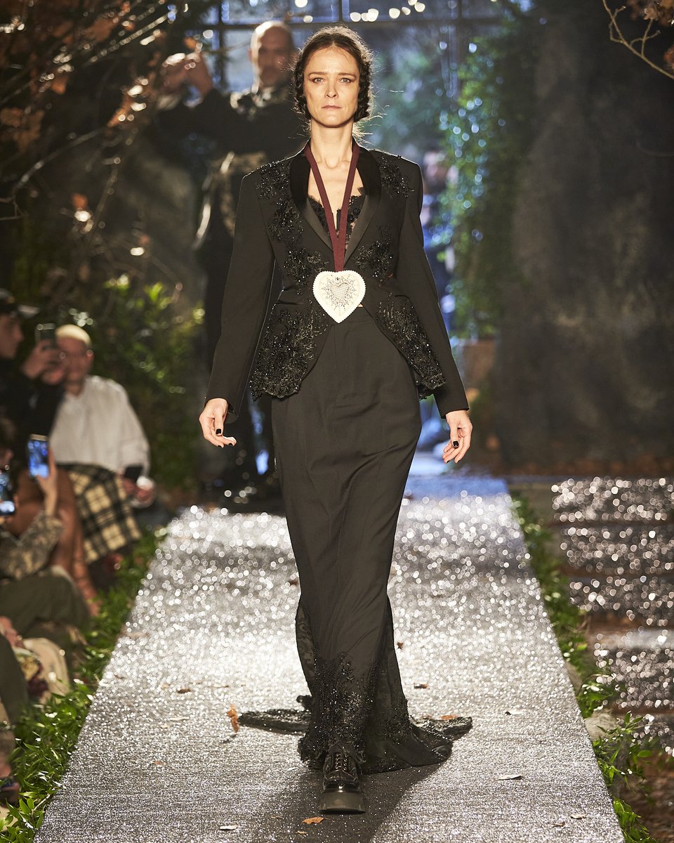 erranistudio's tweet photo. Antonio Marras FW23 Fashion Show.

Watchword: mix, intersect, juxtapose, amalgamate materials, fabrics, embroideries, shapes, prints and patterns. Fabrics seemingly distant from each other and happily get engaged.

#AntonioMarras #FW23 #FashionShow #ErraniStudio #PressOffice https://t.co/WOqWOpvMy1