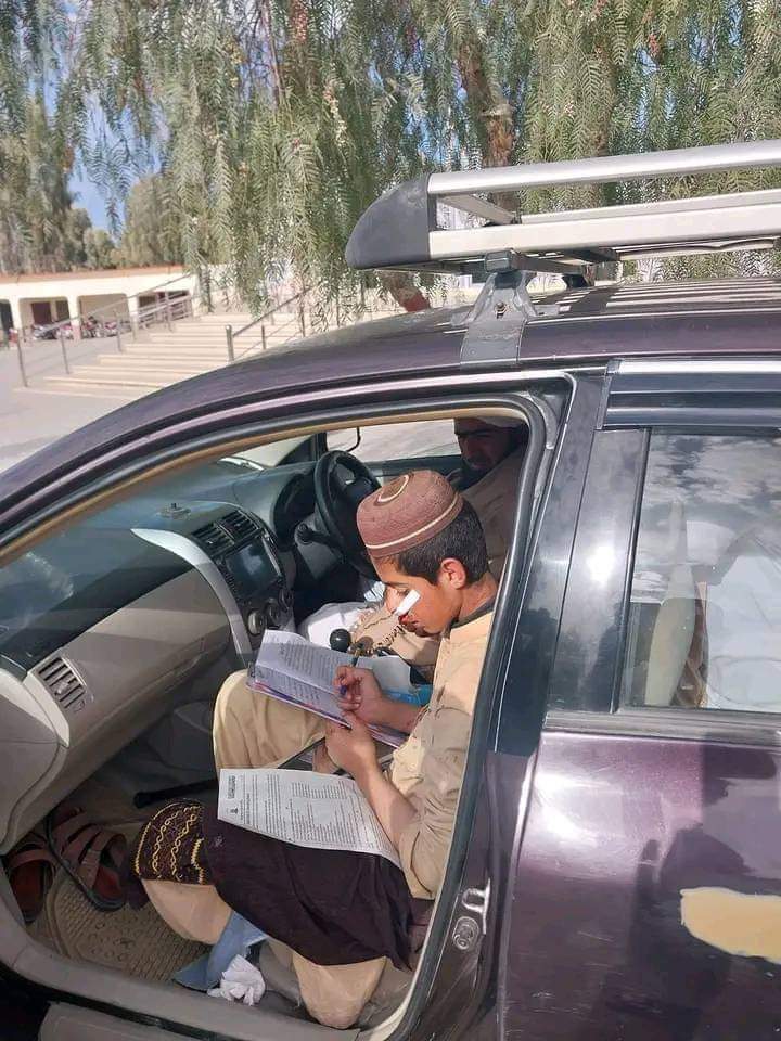 S_Haqqani's tweet photo. #_وفاق_المدارس_العربیہ_الباکستان
جامعة دارالعلوم اسلامیہ لورلاٸی کےطالب علم روڈحادثے میں زخمی ہونےکےبعدبھی پیپر حل کیےبغیرنہ چھوڑا۔۔
ماشاءاللہ
اسے کہتے ہے۔حصول علم و لگن۔💗
اللہ پاک تمام طلبا ٕ و طالبات کو کامیابیاں نصیب فرماۓ۔ https://t.co/ZAgI81550b