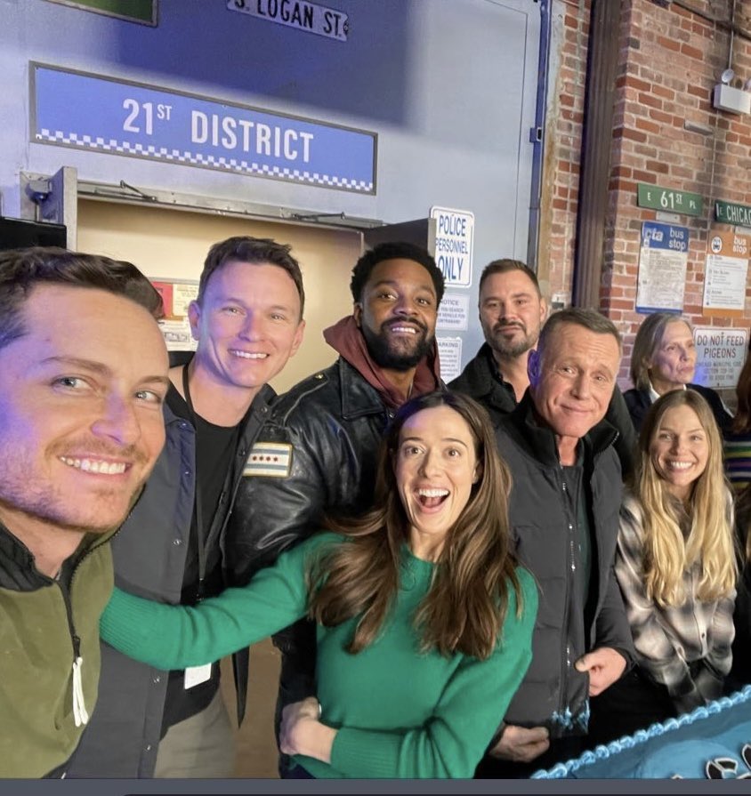 Dutchie0325's tweet photo. These are the people that we should be seeing tonight at the 200st episode, this also includes Jesse @nbc @NBCOneChicago @WolfEnt it is a darn shame he did not get anything. #NationalJayHalsteadDay https://t.co/oNHVxb4th1