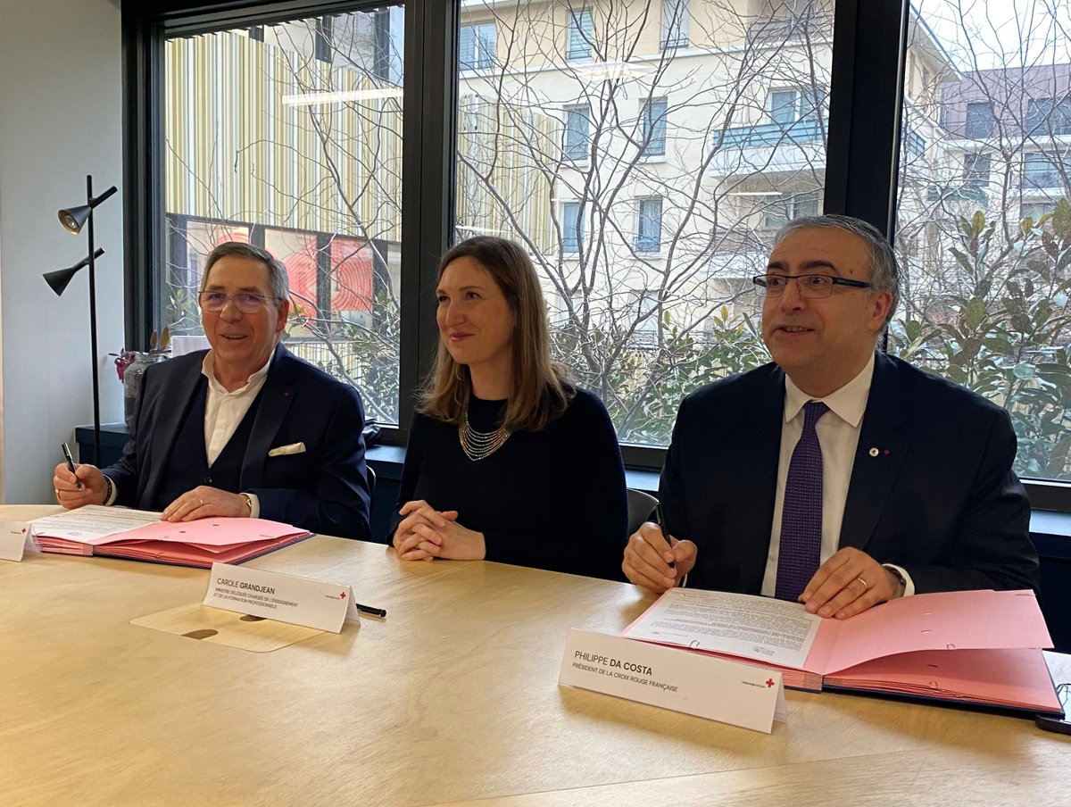 e2cfrance's tweet photo. Aujourd'hui, Alexandre SCHAJER, Président du Réseau @e2cfrance, et Philippe DA COSTA, Président de la @CroixRouge, ont signé une convention de #partenariat, en présence de @CGrandjean_ ministre déléguée, chargée de l'Enseignement et de la Formation professionnels.
1/3 https://t.co/mlHzSqgAGX