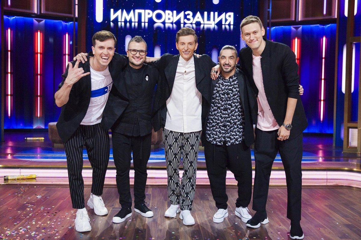 kat_ne_vse_doma's tweet image. Ведущие менялись, а импровизаторы — нет. Теперь они сами у штурвала.