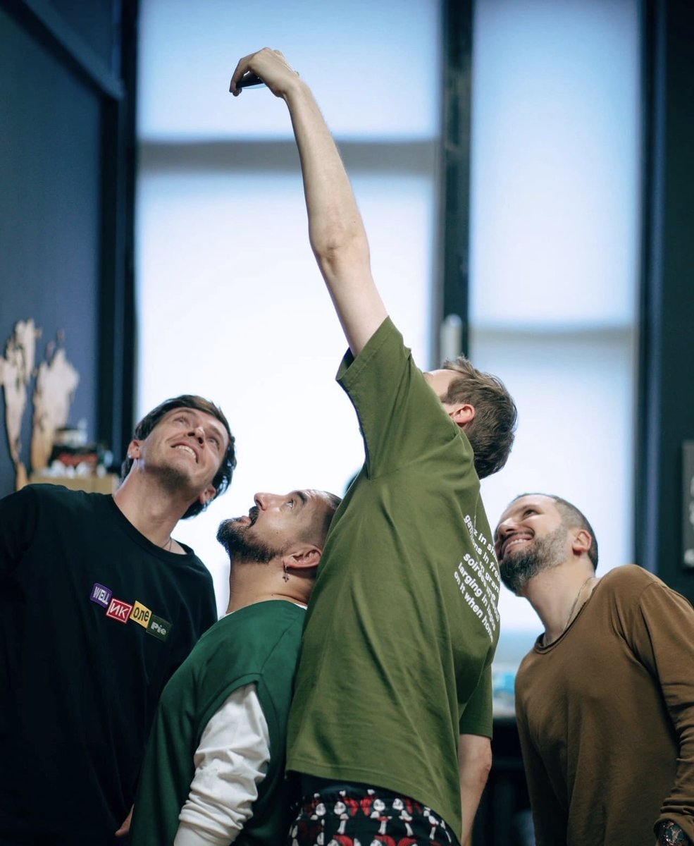 kat_ne_vse_doma's tweet image. Ведущие менялись, а импровизаторы — нет. Теперь они сами у штурвала.