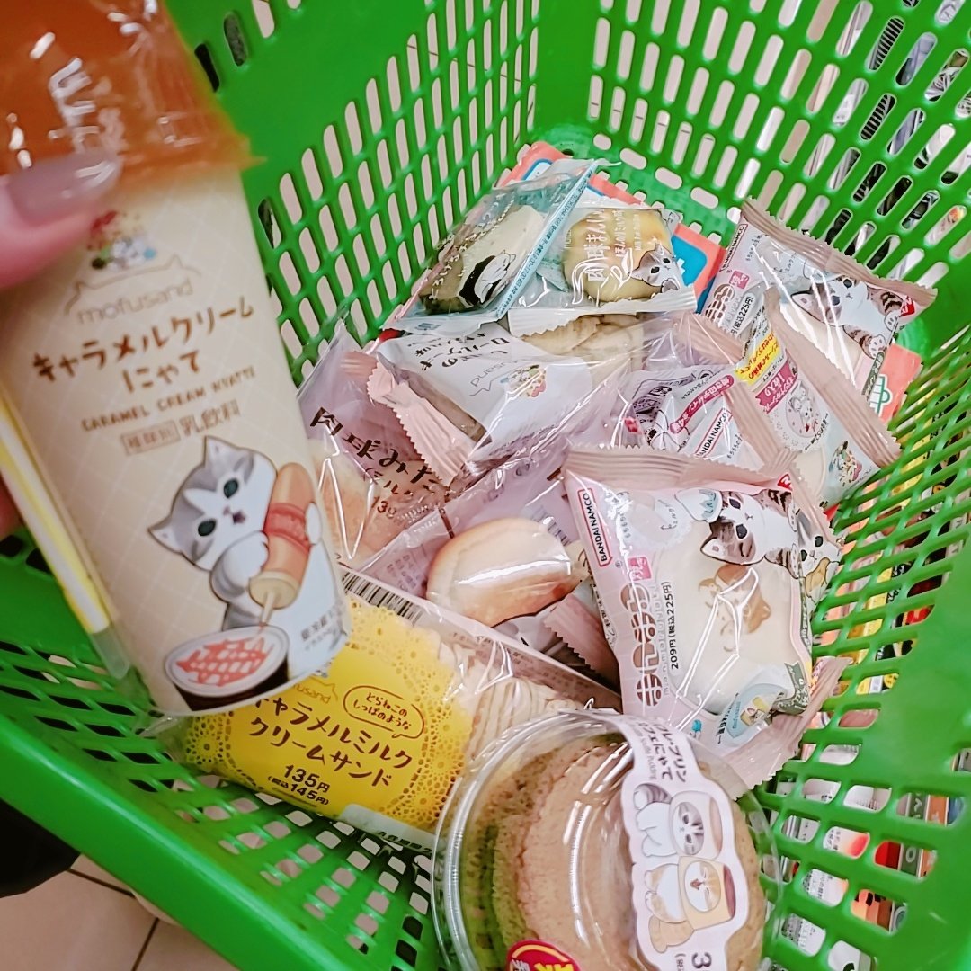 itsu_ninkatsu's tweet photo. ファミリーマートコラボ全種類あったから購入😍
勝手にうちの子に似てる〜と愛でている🥰
#猫の日
#ぢゅの
#2月22日 https://t.co/JFu70MPxma