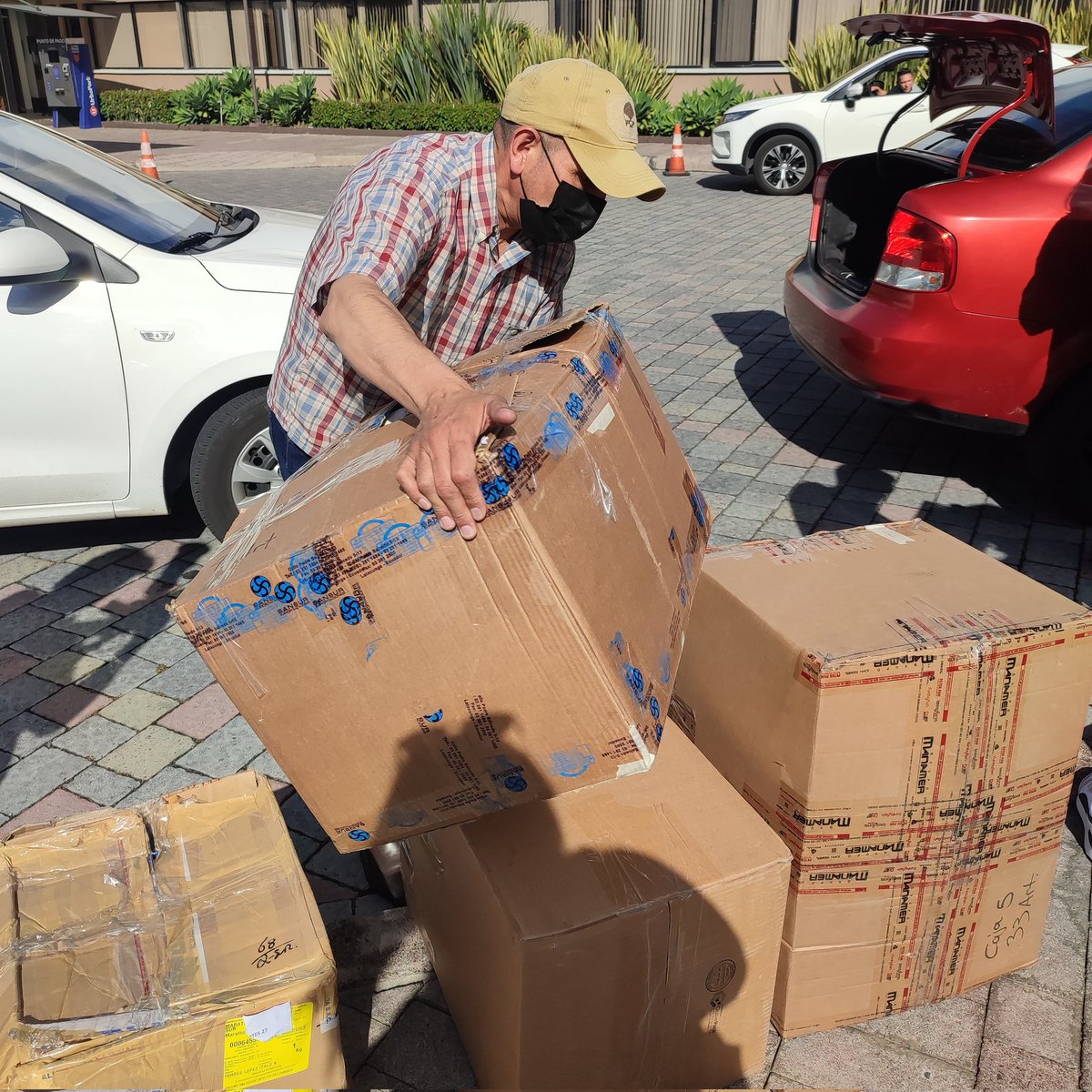 #QuicentroSur realizó donaciones de objetos perdidos a la fundación #HospitalDeLosValles. Todos los objetos encontrados con más de un año sin reclamo, pasan a formar parte de iniciativas de ayuda.
Recuerda que si perdiste algo puedes consultar en nuestro punto de información.