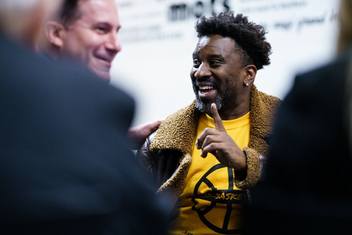marcomendicino's tweet photo. Les jeunes d’aujourd’hui sont les leaders de demain.

Avec @DODbasketball, Beverly Jacques offre aux jeunes de Saint-Léonard un sentiment d'appartenance, des programmes de mentorat et des habitudes de vie saines qui leur permettent de faire des choix judicieux pour leur avenir https://t.co/zcp7aOH925