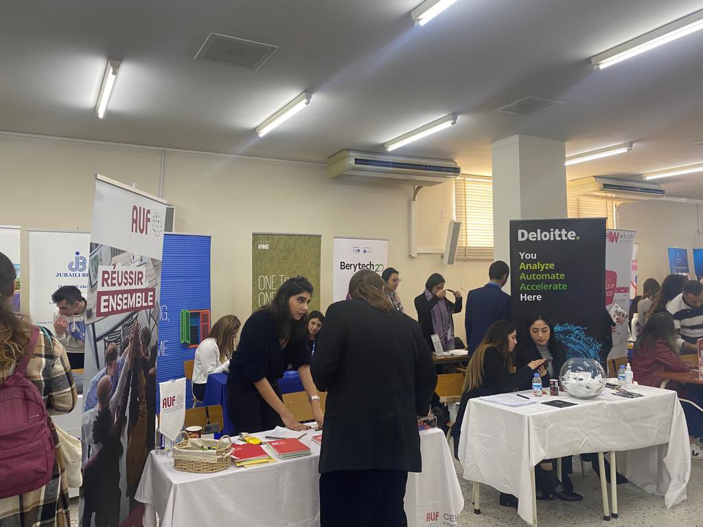 AUF_MoyenO's tweet photo. #EnDirect du Job Fair de l’Université Saint-Joseph de Beyrouth @USJCareer Faculté des Sciences sociales : l’équipe du Centre d’Employabilité Francophone de Beyrouth expose aux étudiants les offres de formations et d’activités qu’il propose. #USJconnect https://t.co/EGf40ANB8P