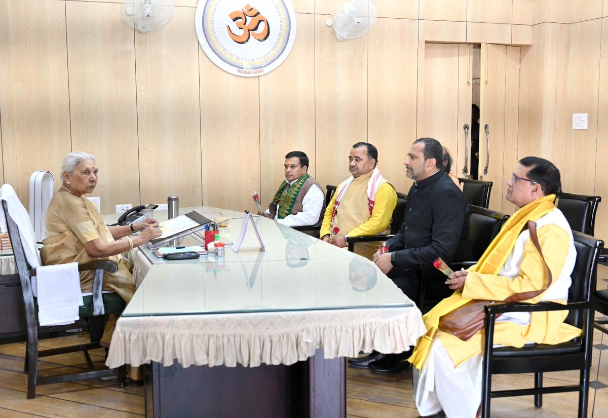 RamnarayanDwi14's tweet photo. आज राजभवन लखनऊ में माननीया राज्यपाल आनन्दीबेन पटेल के द्वारा गोकर्ण पुराण का लोकार्पण सम्पन्न हुआ https://t.co/y0bsQm8QPG