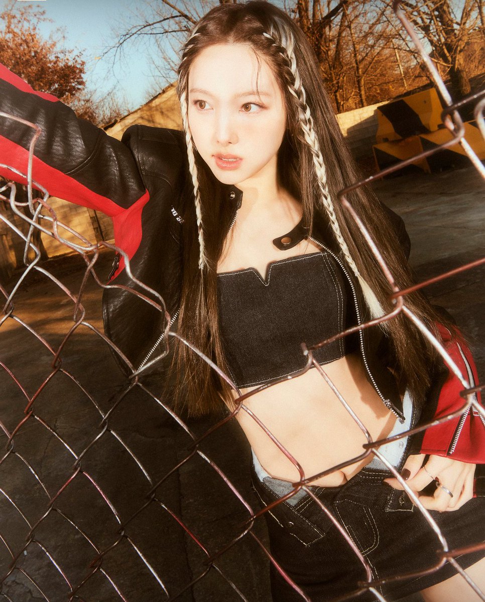 nyrated's tweet photo. IM #NAYEON https://t.co/FcrTRfObUc