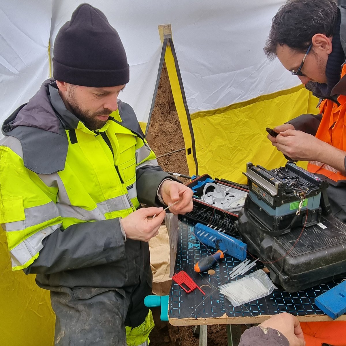 Nos techniciens interviennent en urgence à Avremesnil pour réparer 1 fibre réseau de télécoms qui fut endommagée par 1 entreprise de BTP.  Cette fibre alimente les centraux téléphoniques de Saint-Valery-en-Caux, Veules-les-Roses, Le Bourg-Dun, Cany-Barville, Yvetot
