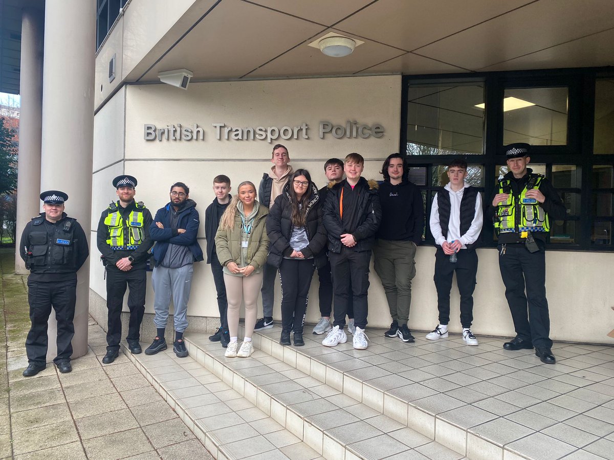 HNC Police Studies students @SLCek took part in a live training exercise hosted by @BTP today. Such a great learning experience and opportunity to see what prospects lie ahead. Huge thankyou to @BTP for the invite. @KirstyBicket