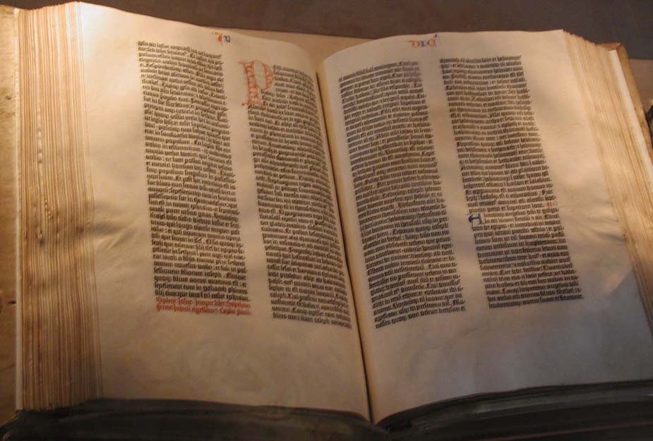 coffeeandcom's tweet photo. 🗓Tal dia com avui, l'any 1455 Johannes Gutenberg va imprimir el primer llibre en una impremta. Concretament, va ser la Bíblia, també coneguda com a Bíblia de 42 línies o Bíblia Mazarino.

#23febrer #BlanquernaFRCI https://t.co/tkvHioC6fR