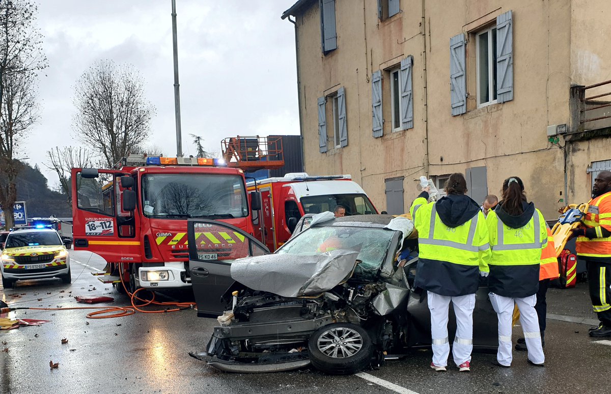 PompiersDuLot's tweet photo. Intervention des @PompiersDuLot le 22-2 pour un #AccidentDeCirculation à #Cahors. Une #Victime en UR prise en charge. @Prefet46 
https://t.co/W5MB6ykh5o https://t.co/oaq7UiLYV9
