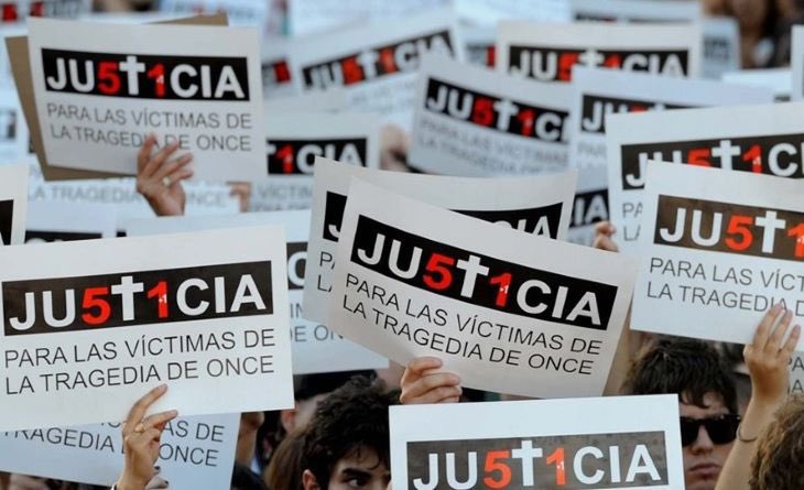 MaxiAbad's tweet image. Hoy se cumplen 11 años de la #TragediaDeOnce en el que perdieron la vida 52 personas. Como se demostró en el juicio, la desidia de funcionarios y empresarios fue la causa principal. Nunca nos olvidemos que la corrupción mata. Mi abrazo para las familias de las víctimas.