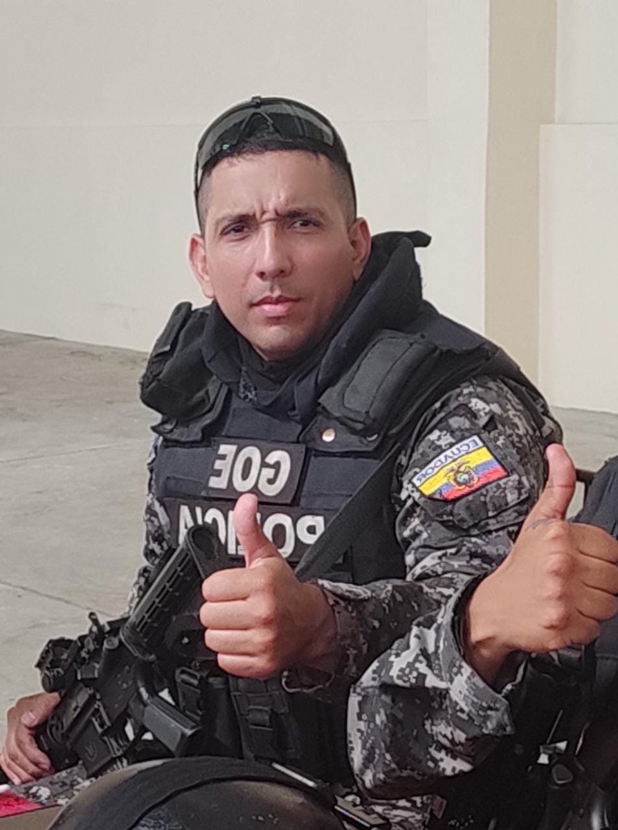 Catalina Garcia (@catagarciata) on Twitter photo Lamentable.
Sicarios asesinan al Sargento Primero Luis Zambrano/ Goe #Zona8, en el sur de Gye.
El gendarme, hace un mes, participó en un operativo en el Guasmo donde incautaron fusiles. Él comentó a varios compañeros que ese día lo amenazaron.
<a href="/PoliciaEcuador/">Policía Ecuador</a>
<a href="/teleamazonasec/">Teleamazonas</a> Lamentable.
Sicarios asesinan al Sargento Primero Luis Zambrano/ Goe #Zona8, en el sur de Gye.
El gendarme, hace un mes, participó en un operativo en el Guasmo donde incautaron fusiles. Él comentó a varios compañeros que ese día lo amenazaron.
<a href="/PoliciaEcuador/">Policía Ecuador</a>
<a href="/teleamazonasec/">Teleamazonas</a>