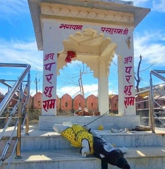 राजस्थान में तोड़ी गयी परशुराम जी की मूर्ति।
मामला राजस्थान के उदयपुर का।