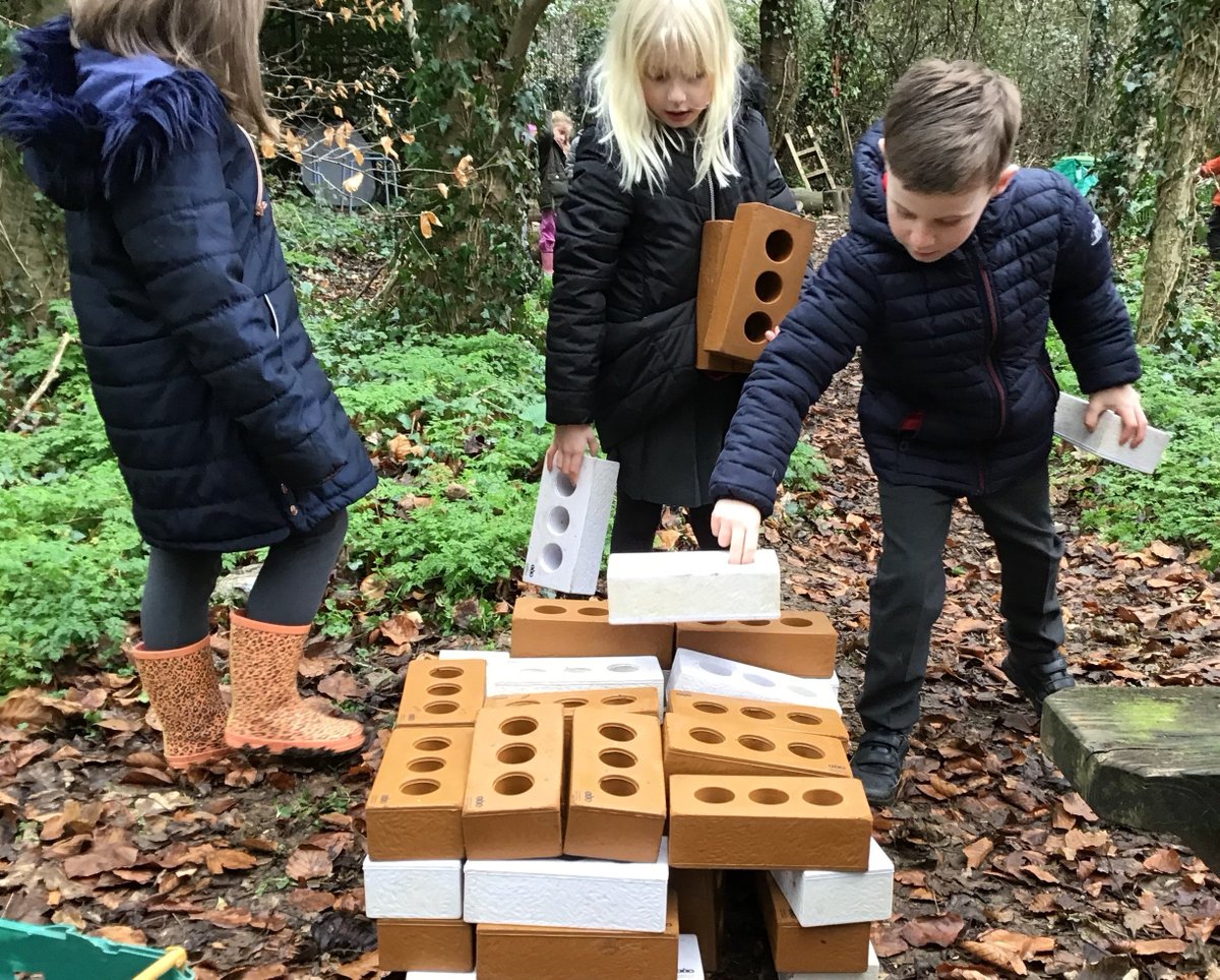 PSMPrimary's tweet photo. Year 1 have been busy in the forest building houses for the Three Little Pigs. Together, they built houses of straw, sticks and bricks. They even tried to blow their houses down! #PSMPS #ForestSchool https://t.co/8gu1EtgRfp