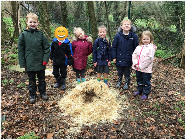 PSMPrimary's tweet photo. Year 1 have been busy in the forest building houses for the Three Little Pigs. Together, they built houses of straw, sticks and bricks. They even tried to blow their houses down! #PSMPS #ForestSchool https://t.co/8gu1EtgRfp