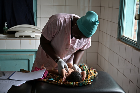 Nutritional supplements provided to pregnant and breastfeeding women in Burkina Faso improve infant growth. 
👉Read the full story in @PLoSMedicine doi.org/10.1371/journa… 
#BEP #MISAME3 <a href="/IFPRI/">IFPRI</a> @IRSSf <a href="/BrendadeKok/">Brenda de Kok</a> @carllachat <a href="/GilesHanleyCook/">Giles Hanley-Cook</a> @Laetytoe <a href="/TrentonPhD/">Trenton Dailey-Chwalibóg</a>