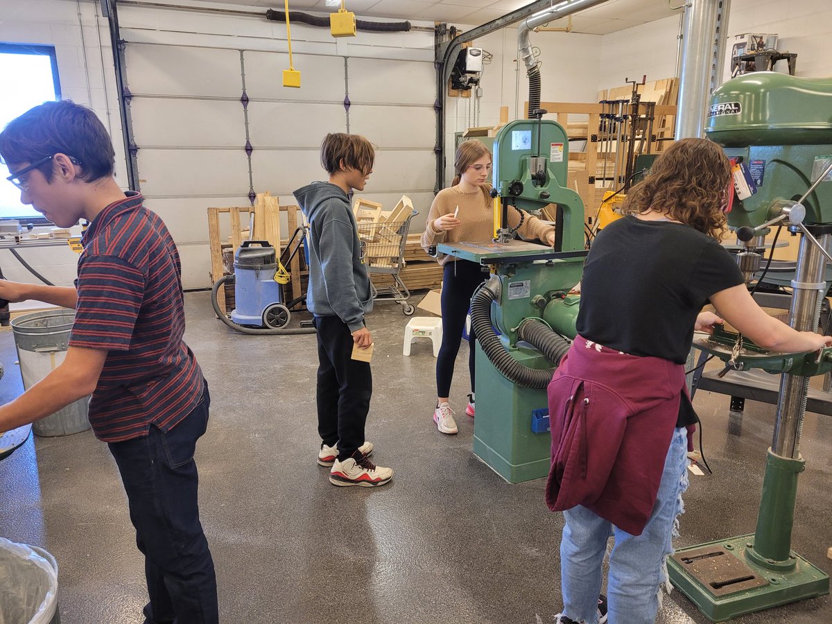 JRedmondtech's tweet photo. @RLJH_HRSB grade 9s using the wood lab to make portable tic tac toe boxes! #lifeskills #PBL https://t.co/dYMiVZvrff
